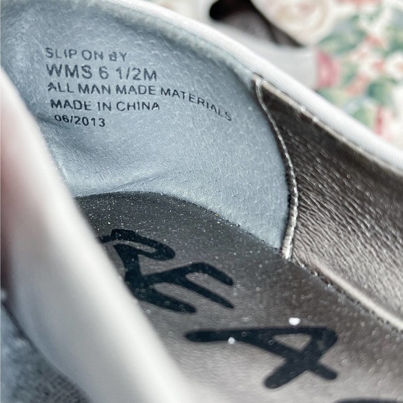 Kenneth Cole REACTION | Slip On By Silver Shimmer Flats | Sz 6.5 - Picture 10 of 13